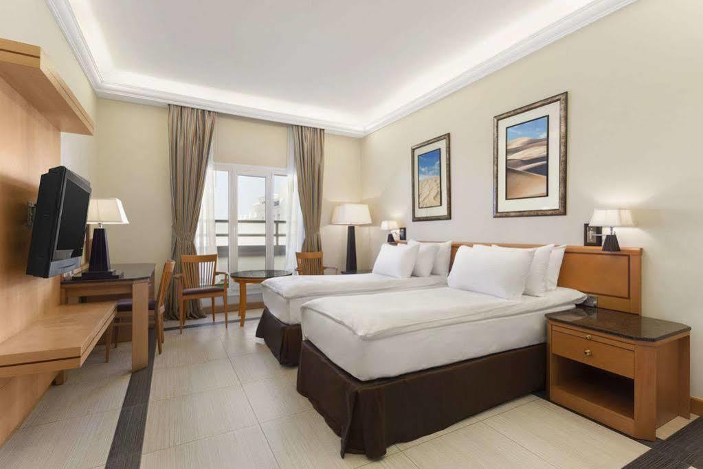 فندق Ramada By Wyndham Qurum Beach مسقط المظهر الخارجي الصورة